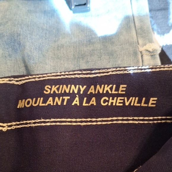 Peter Nygard Blue Cropped Ankle Jeans with Distressed Stripes. NWOT Size SMALL - Picture 12 of 14